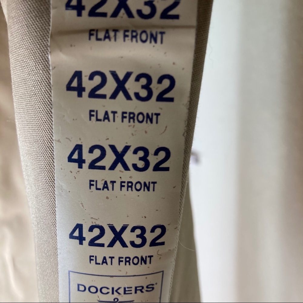 Dockers NWT 42/32 Stain Defender Flat Front - Picture 3 of 5